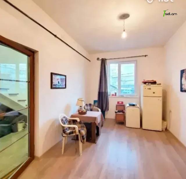 Երկու հարկանի քարե տուն Սարի Թաղ 3-րդ փողոցում Էրեբունիում, 131 քմ, 2 սանհանգույց