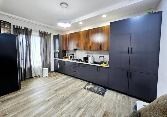 Երեք հարկանի տուն Ղափանցյան փողոցում Արաբկիրում, 500 ք.մ., 2 սանհանգույց, եվրովերանորոգված