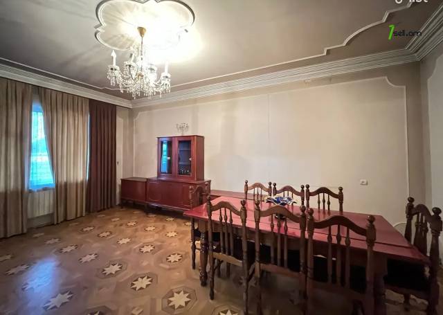 Երկու հարկանի քարե տուն Մարշալ Խուդյակովի փողոցում Ավանում, 286 ք.մ., 2 սանհանգույց