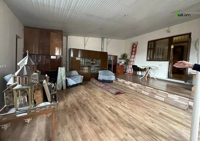 Երկու հարկանի քարե տուն Մարշալ Բաղրամյան պողոտայում Արաբկիրում, 130 ք.մ., 2 սանհանգույց