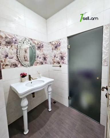 Երկու հարկանի քարե տուն Ամառանոցային փողոցում Ջրվեժում, 2100 քմ, 2 սանհանգույց, կապիտալ վերանորոգված