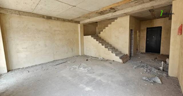 Երկու հարկանի թաունհաուզ, Գ-1 թաղամաս Աջափնյակում, 153 քմ, 2 սանհանգույց, մասնակի վերանորոգում