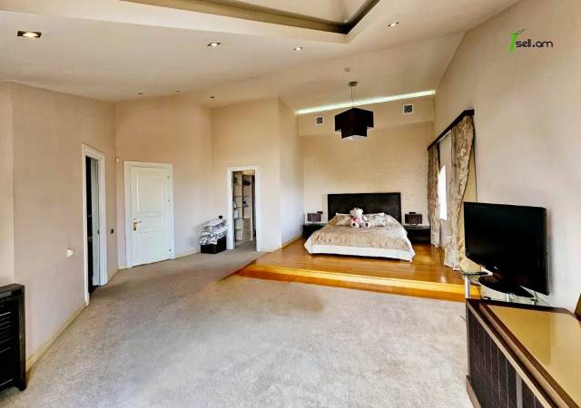 Երեք հարկանի քարե տուն Արաբկիրում, 3200 քմ, 3+ սանհանգույց, մեծ հողամաս, կապիտալ վերանորոգված