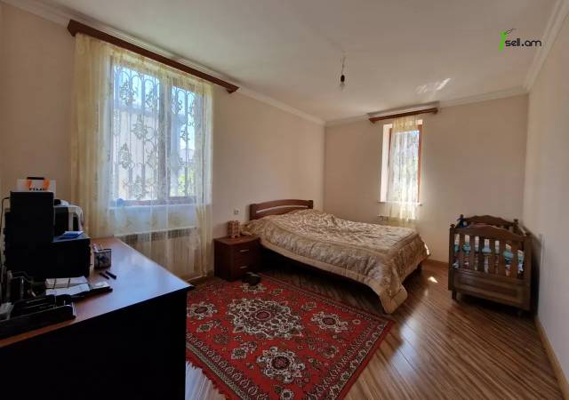 Երկու հարկանի քարե տուն Ջրվեժում, 1200 քմ, 3+ սանհանգույց, եվրովերանորոգված