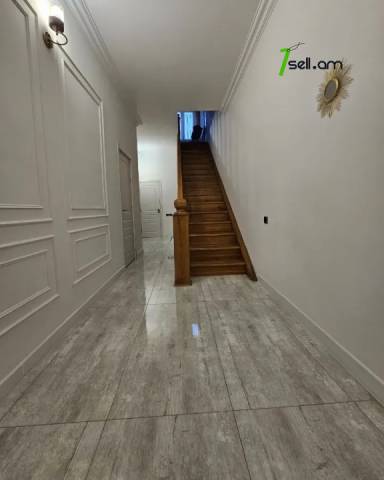 Երեք հարկանի քարե տուն Դավիթ Բեկի փողոցում Էրեբունիում, 480 ք.մ., 2 սանհանգույց, եվրովերանորոգված