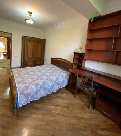 3 սենյականոց բնակարան Վահրամ Փափազյան փողոցում, 88 ք.մ., կապիտալ վերանորոգված, քարե շենք