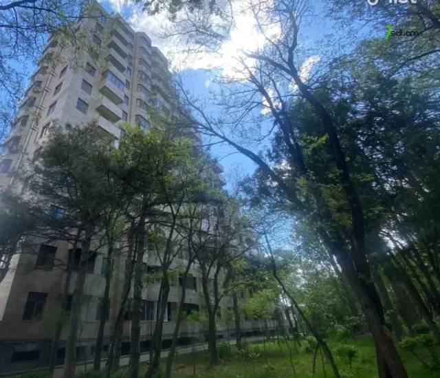 Ընդարձակ 5 սենյականոց բնակարան նորակառույց շենքում Վահրամ Փափազյան փողոցում, 284 ք.մ.