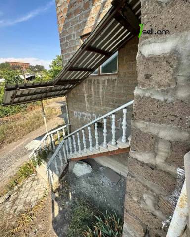 Երկու հարկանի քարե տուն Ոսկերիչների փողոցում կենտրոնում, 337 ք.մ.