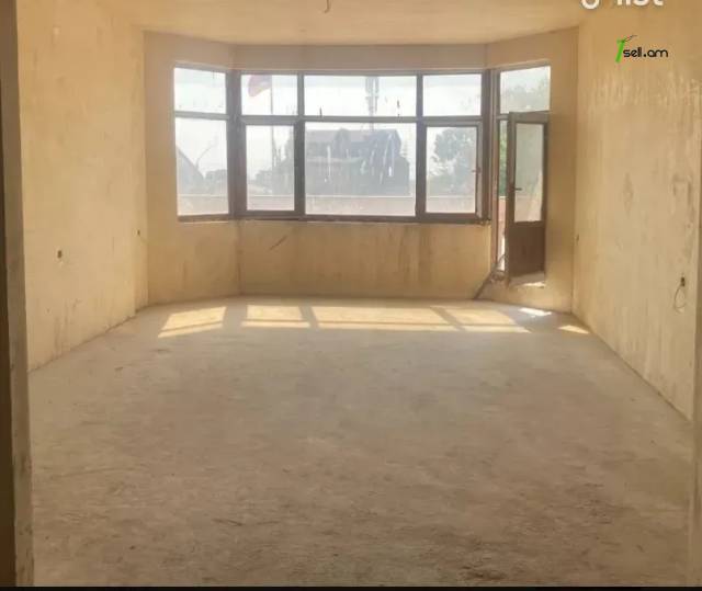 Ընդարձակ 5 սենյականոց բնակարան նորակառույց շենքում Վահրամ Փափազյան փողոցում, 284 ք.մ.