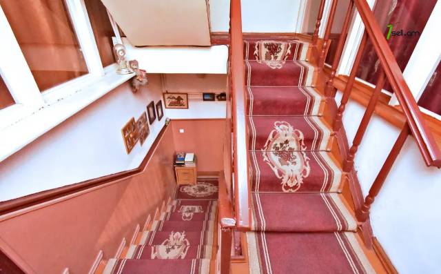 Երեք հարկանի քարե տուն Ազատամարտիկների փողոցում Էրեբունիում, 182 քմ, 2 սանհանգույց