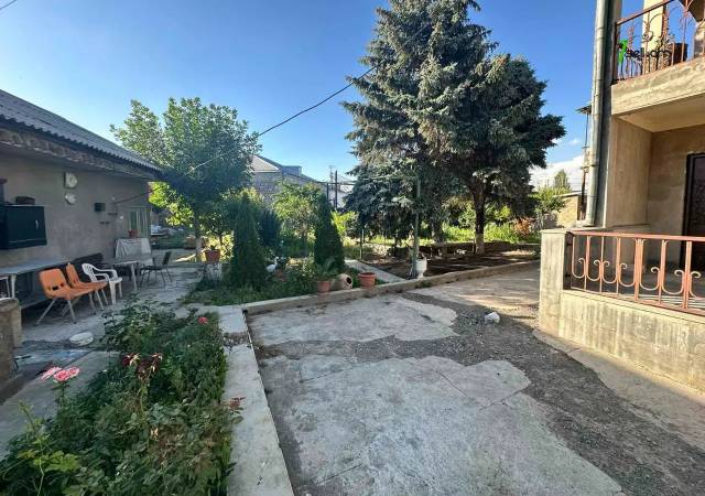 Մեկ հարկանի քարե տուն Ադմիրալ Իսակովի պողոտայում Թաիրովում, 54 քմ, կապիտալ վերանորոգված