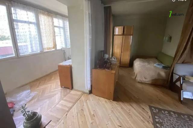 Ընդարձակ 1 սենյականոց բնակարան, Դավիթ Մալյան փողոցի նրբանցք, 57 ք.մ., 2/5 հարկ, քարե շենք