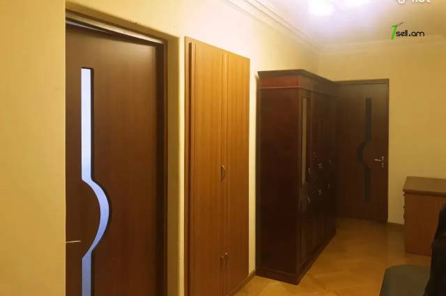 4 սենյականոց բնակարան Արամ Խաչատրյան փողոցում, 113 ք.մ., 3/5 հարկ, կապիտալ վերանորոգված, քարե շենք