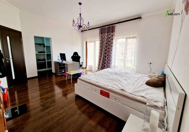 Երկու հարկանի քարե տուն Բագրևանդի փողոցում Նոր Նորքում, 600 ք.մ., 3+ սանհանգույց