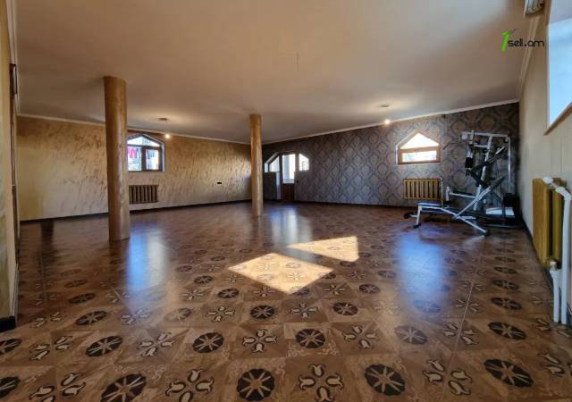 Երեք հարկանի քարե տուն Քանաքեռ Զեյթունում, 300 ք.մ., 3+ սանհանգույց, դիզայներական ոճով վերանորոգված