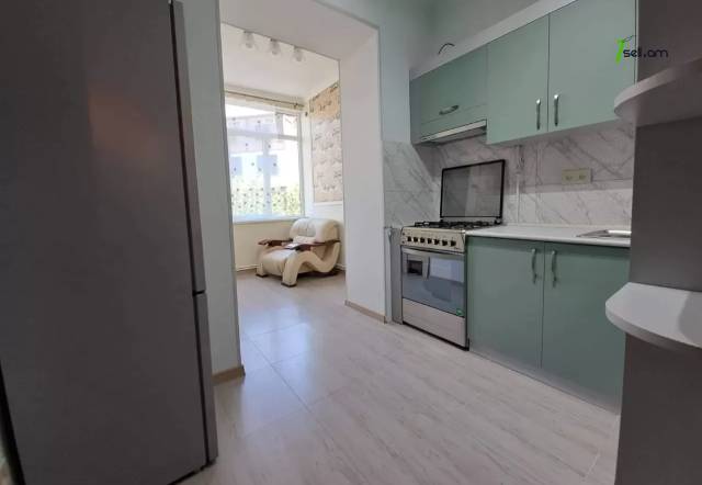 3 սենյականոց բնակարան Սայաթ-Նովայի պողոտայում, 70 ք.մ., 3/5 հարկ, կապիտալ վերանորոգված, քարե շենք