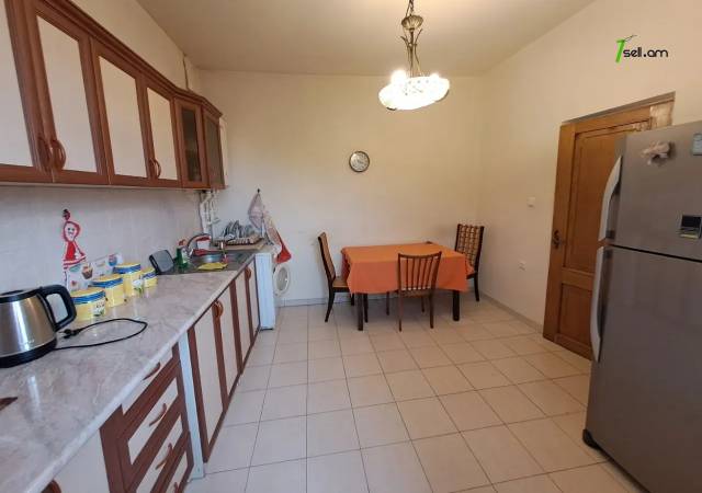 Երկու հարկանի քարե տուն Ադանայի փողոցում կենտրոնում, 170 քմ, 2 սանհանգույց, կոսմետիկ վերանորոգում