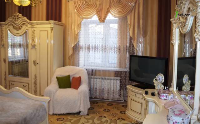 3 սենյականոց բնակարան Շիրակացի փողոցում, 81 ք.մ., 1/3 հարկ, եվրովերանորոգված, քարե շենք