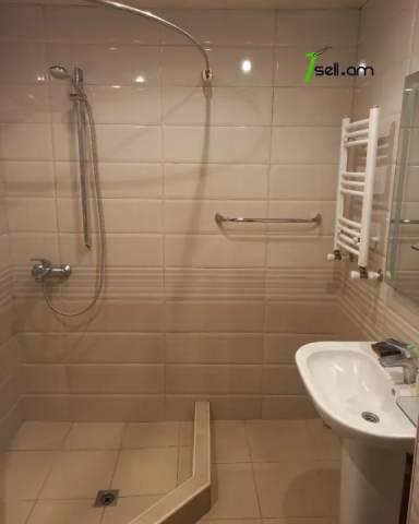 3 սենյականոց բնակարան Թամանյանի փողոցում, 92 ք.մ., 3/5 հարկ, եվրովերանորոգված, քարե շենք