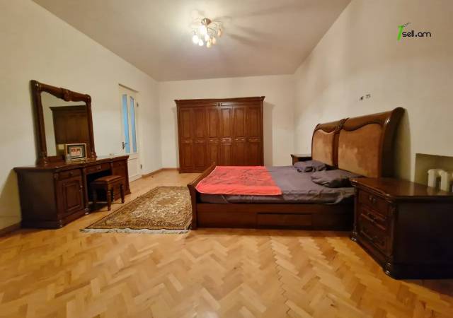 Երկու հարկանի քարե տուն Դավիթ Բեկի փողոցում Էրեբունիում, 650 քմ, 3+ սանհանգույց, եվրովերանորոգված