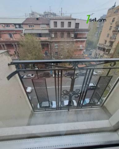 3 սենյականոց բնակարան Թումանյան փողոցում, 121 ք.մ., 2 սանհանգույց, բարձր առաստաղներ, 3/7 հարկ