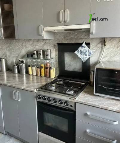 3 սենյականոց բնակարան Ռայնիսի փողոցում, 78 ք.մ., կապիտալ վերանորոգված