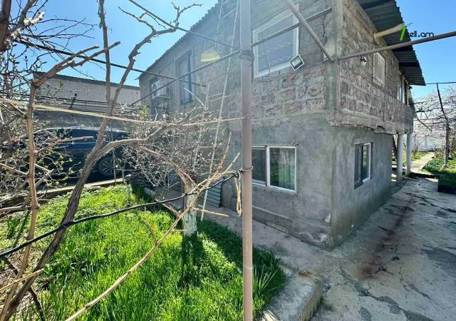 Երկու հարկանի քարե տուն 15-րդ փողոցում Շենգավիթում, 597 քմ, 2 սանհանգույց, կոսմետիկ վերանորոգում