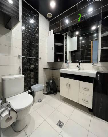 4 սենյականոց բնակարան, Paronyan St, 85 քմ, բարձր առաստաղներ, եվրովերանորոգված, քարե շենք