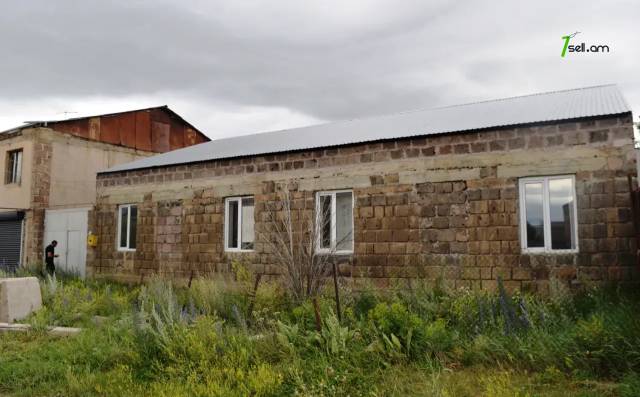 Մեկ հարկանի քարե տուն Ջրաշինարարների փողոցում Ախուրյանում, 200 քմ, մասնակի վերանորոգում
