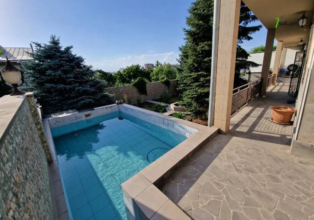 Երեք հարկանի քարե տուն Լուսինե Զաքարյան փողոցում Նորք Մարաշում, 300 քմ, 3+ սանհանգույց