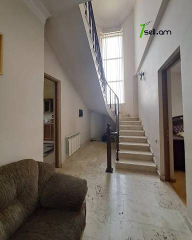 Երեք հարկանի քարե տուն Դավիթ Բեկի փողոցում Էրեբունիում, 900 ք.մ., 2 սանհանգույց