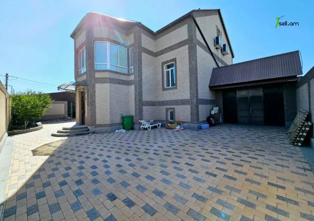 Երեք հարկանի քարե տուն Բագրևանդի փողոցում Նոր Նորքում, 1560 ք.մ., 3+ սանհանգույց