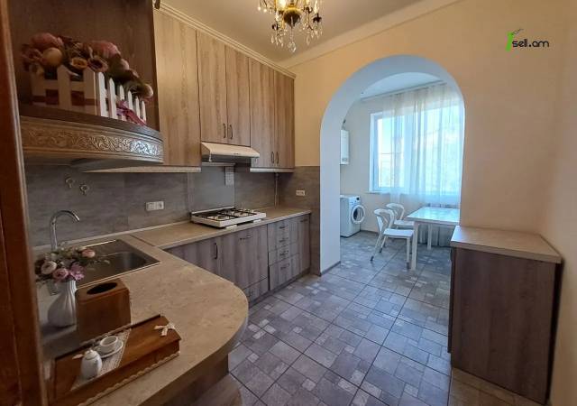 3 սենյականոց բնակարան Չարենցի փողոցում, 90 ք.մ., 3/5 հարկ, 2 սանհանգույց, բարձր առաստաղներ