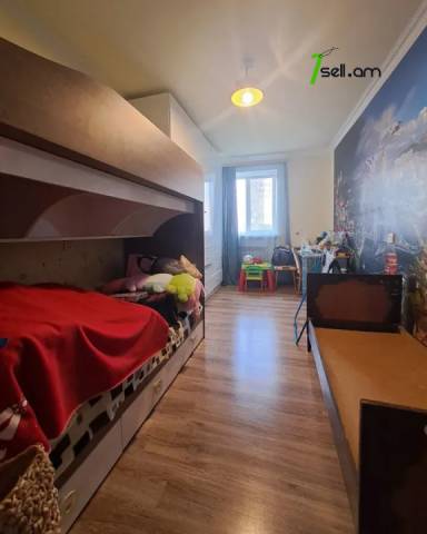 3 սենյականոց բնակարան Լենինգրադյան փողոցում, 75 ք.մ., 2 սանհանգույց, բարձր առաստաղներ, 3/5 հարկ