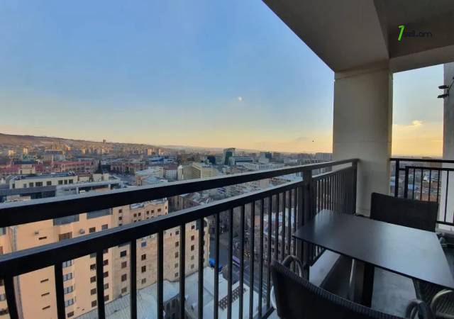 3 սենյականոց բնակարան նորակառույց շենքում Եզնիկ Կողբացու փողոցում, 120 ք.մ., 2 սանհանգույց