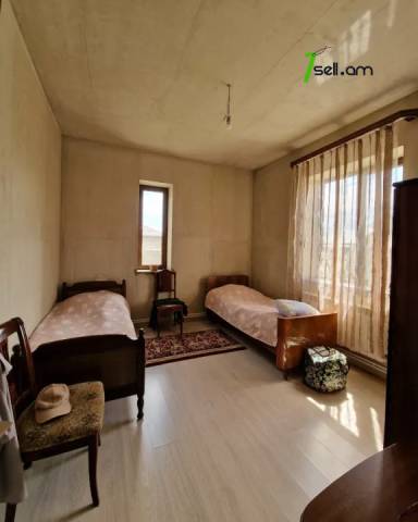 Մեկ հարկանի քարե տուն Ավանում, 1400 ք.մ., 2 սանհանգույց