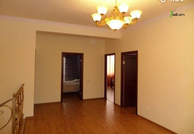 Երկու հարկանի քարե տուն, Նազարբեկյան թաղամաս Աջափնյակում, 550 ք.մ., 2 սանհանգույց, եվրովերանորոգված