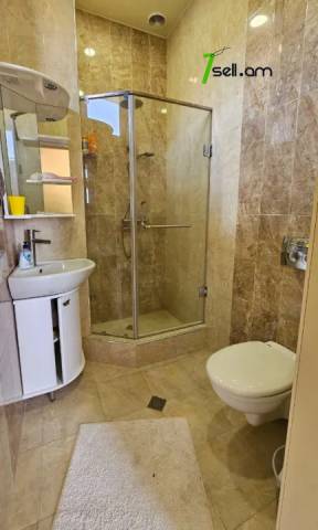 Երկու հարկանի քարե տուն, Արմենակ Արմենակյան անցուղի Նորք Մարաշում, 1800 քմ, 3+ սանհանգույց