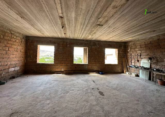 Երկու հարկանի քարե տուն 1-ին փողոցում Պտղնիում, 302 քմ, 2 սանհանգույց, մասնակի վերանորոգում