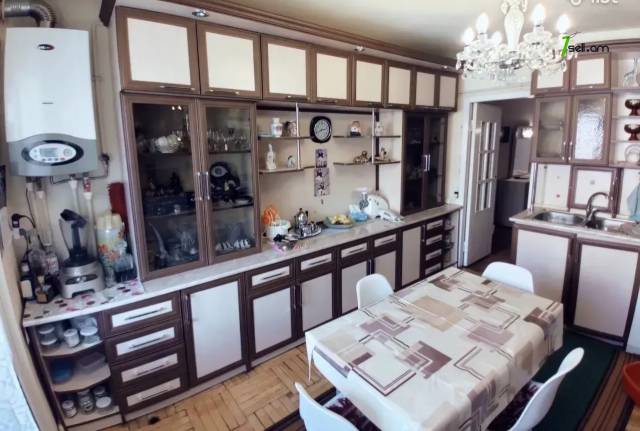 3 սենյականոց բնակարան Մեսրոպ Մաշտոցի պողոտայում, 96 քմ, կոսմետիկ վերանորոգում, քարե շենք