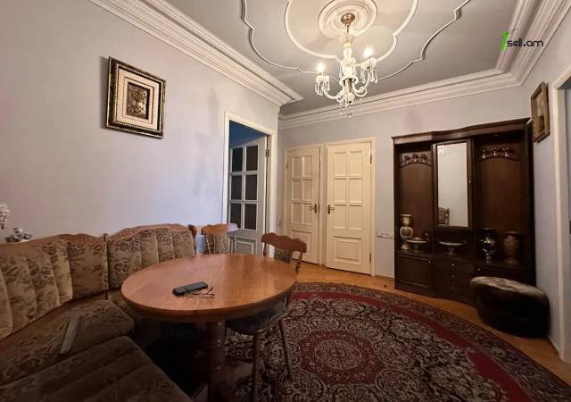 3 սենյականոց բնակարան Պարույր Սևակի փողոցում, 80 ք.մ., 3/5 հարկ, կապիտալ վերանորոգված, քարե շենք