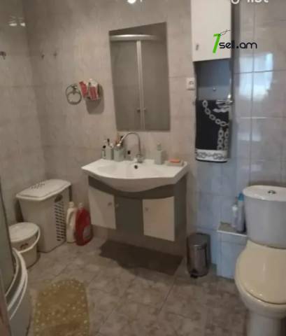 2 սենյականոց բնակարան Զորավար Անդրանիկի փողոցում, 54 ք.մ., նախավերջին հարկ, բարձր առաստաղներ