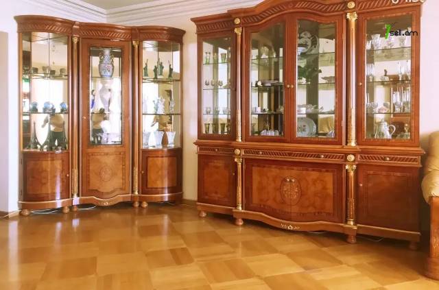 4 սենյականոց բնակարան Արամ Խաչատրյան փողոցում, 113 ք.մ., 3/5 հարկ, կապիտալ վերանորոգված, քարե շենք