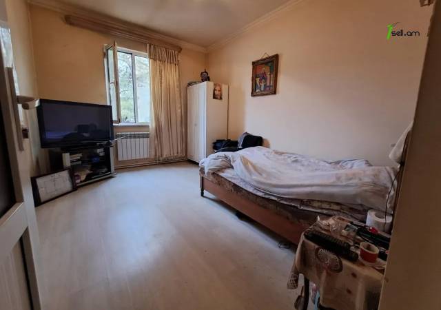 Երկու հարկանի քարե տուն Մայիսի 9-ի փողոցում Շենգավիթում, 300 ք.մ., 2 սանհանգույց