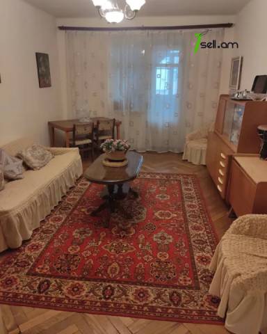 3 սենյականոց բնակարան Արամ Խաչատրյանի փողոցում, 86 ք.մ., մի քանի պատշգամբ, քարե շենք