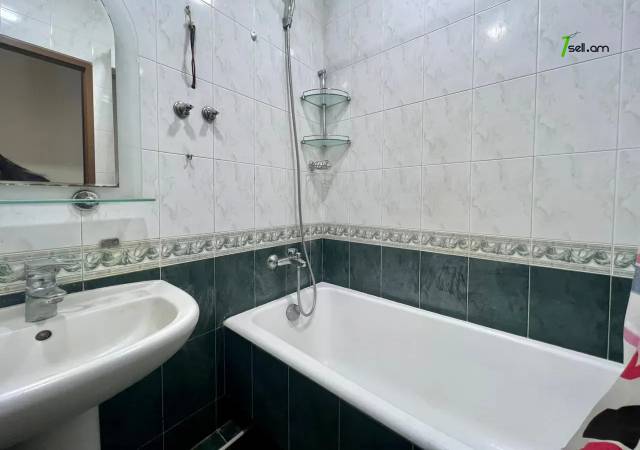 3 սենյականոց բնակարան Մամիկոնյանց փողոցում, 78 ք.մ., 2/5 հարկ, կապիտալ վերանորոգված, քարե շենք