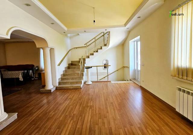 Երեք հարկանի քարե տուն Աջափնյակում, 1200 ք.մ., 2 սանհանգույց, եվրովերանորոգված