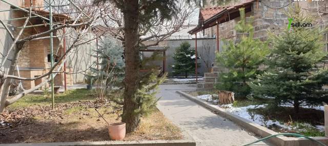 Երկու հարկանի քարե տուն Գաջեգործների փողոցում Էրեբունիում, 120 քմ, կապիտալ վերանորոգված