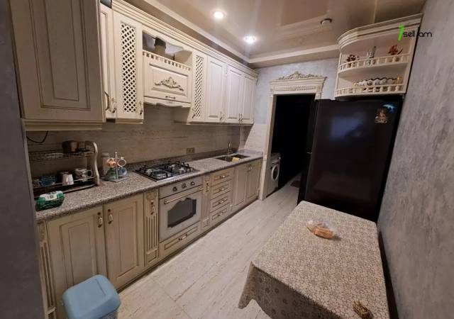 3 սենյականոց բնակարան, Աթոյան փողոց անցուղի, 90 ք.մ., 1/5 հարկ, կապիտալ վերանորոգված, քարե շենք