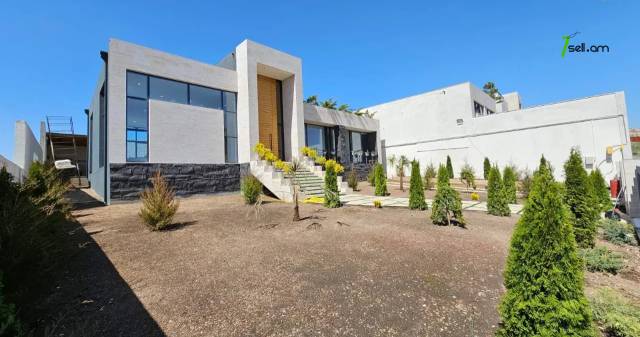 Մեկ հարկանի քարե տուն Զովունիում, 1150 ք.մ., 3+ սանհանգույց, դիզայներական ոճով վերանորոգված